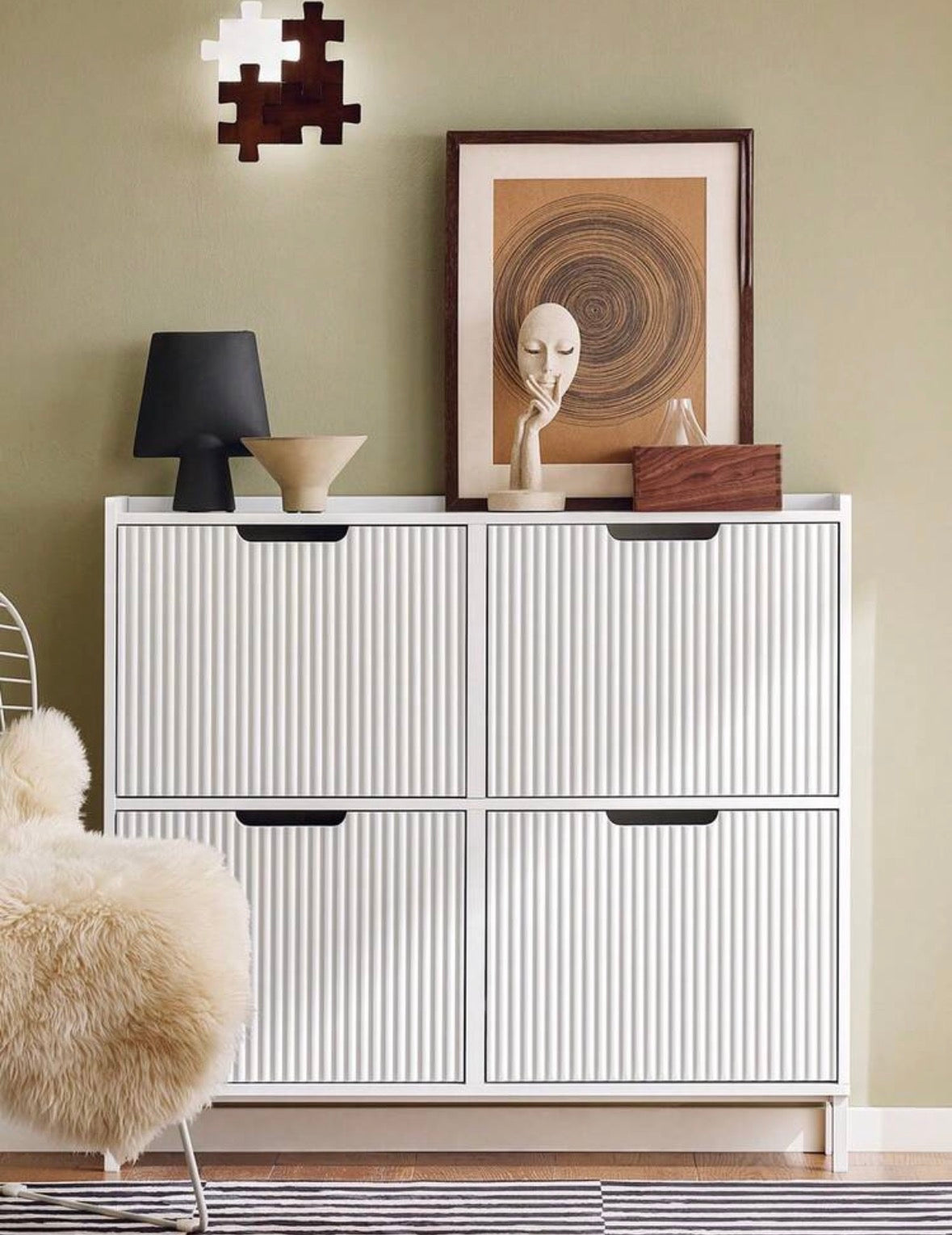 Sophisticated shoe cabinet with 4 flaps