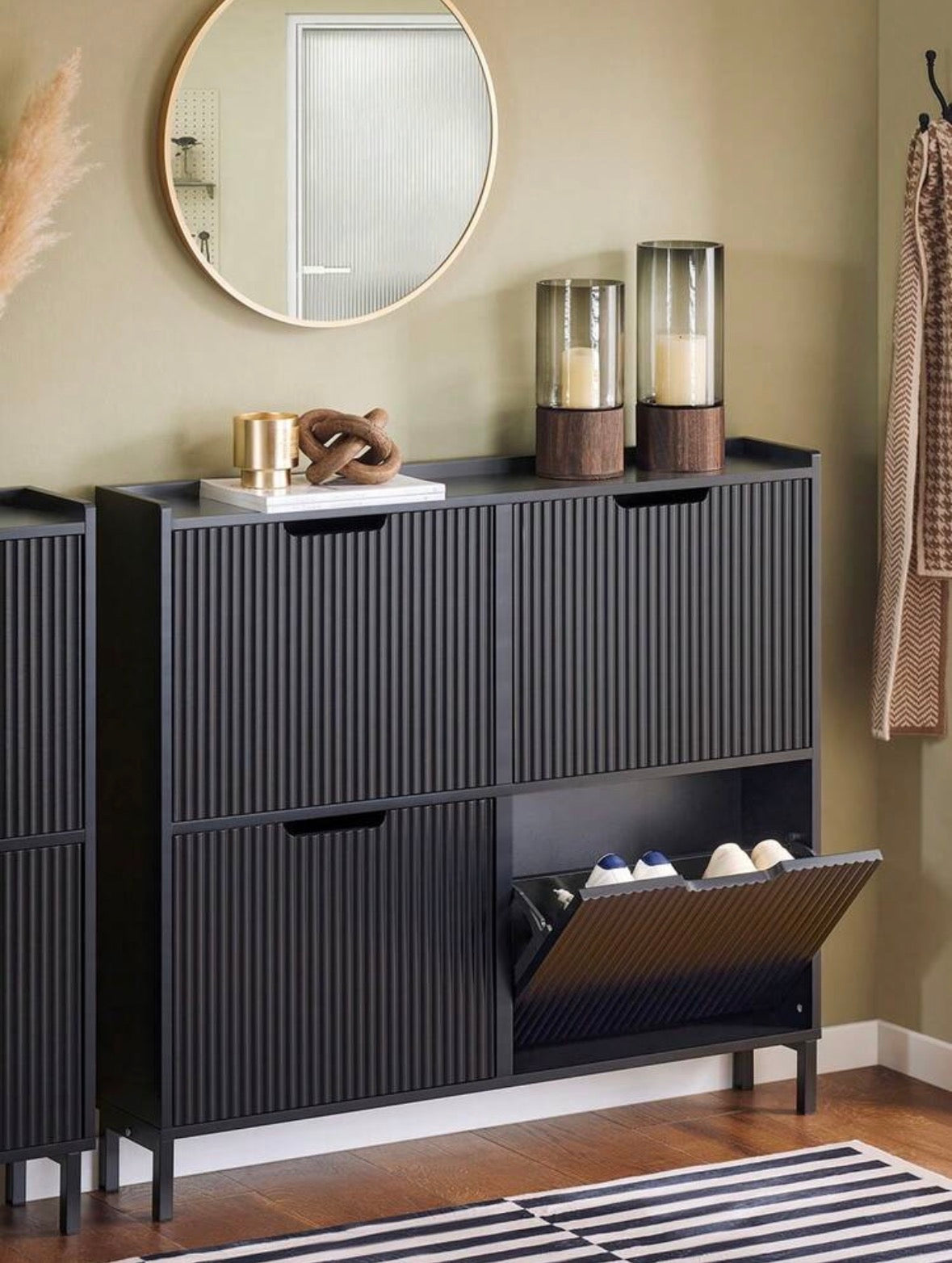 Sophisticated shoe cabinet with 4 flaps
