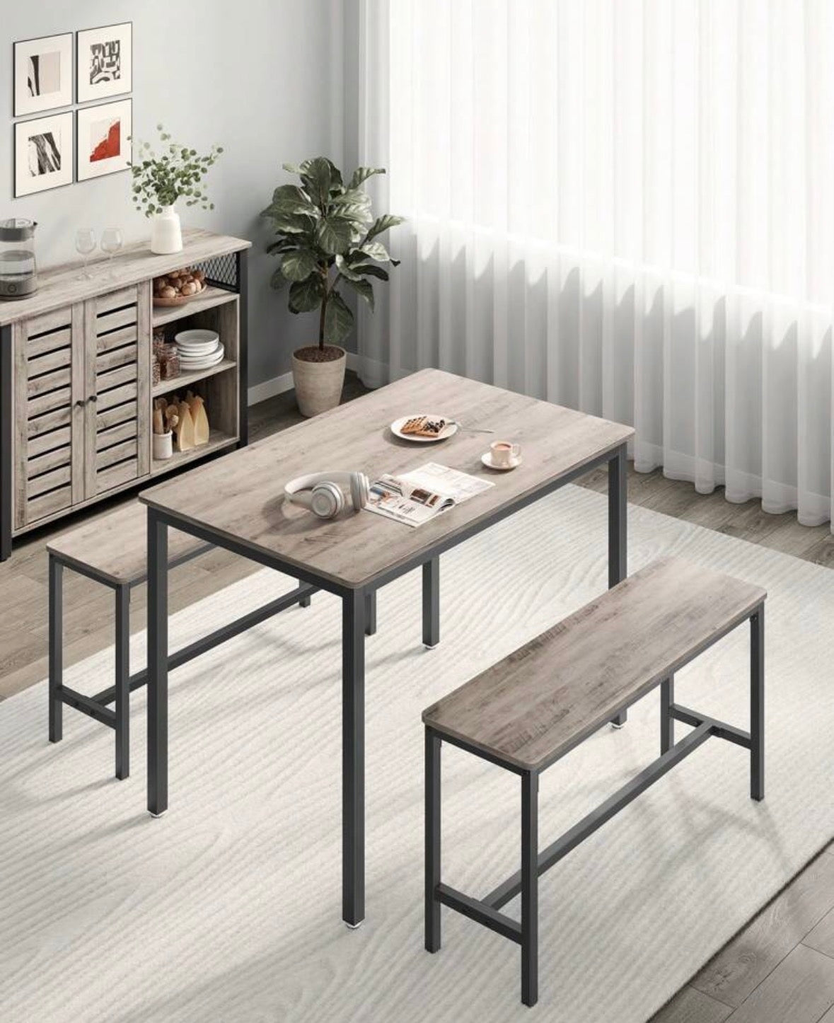 Ensemble table à manger et bancs.