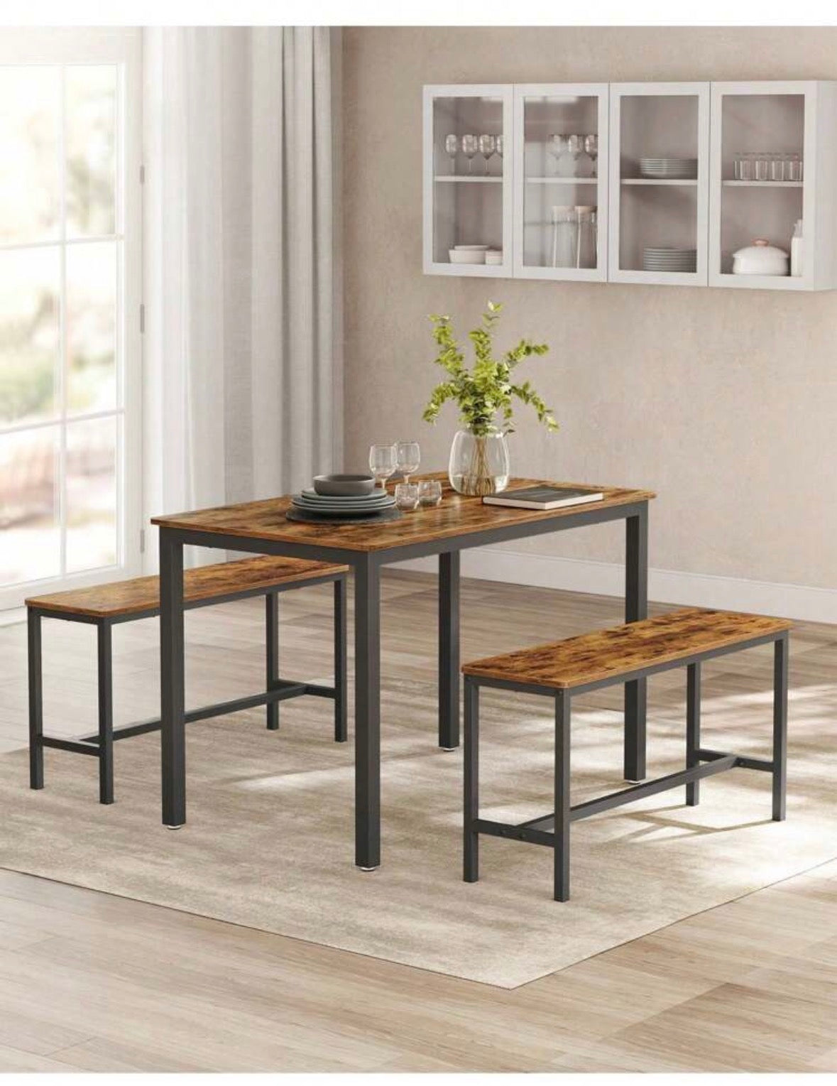 Ensemble table à manger et bancs.